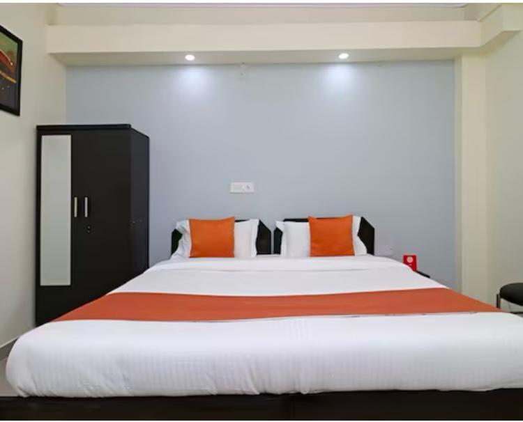 Hotel Aditya Residency Near Sector 63 Metro Station โนอิดา ภายนอก รูปภาพ