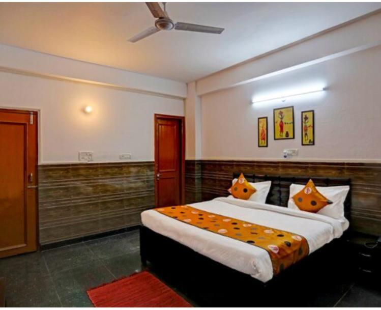 Hotel Aditya Residency Near Sector 63 Metro Station โนอิดา ภายนอก รูปภาพ