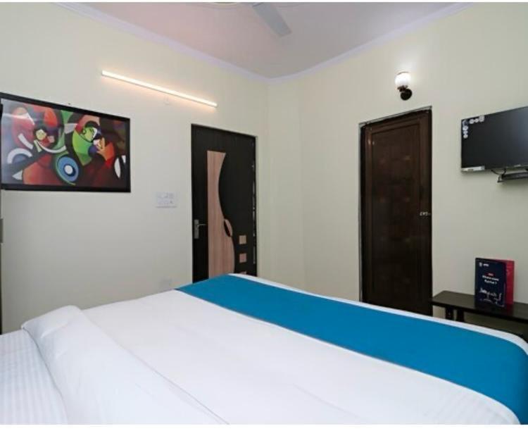 Hotel Aditya Residency Near Sector 63 Metro Station โนอิดา ภายนอก รูปภาพ