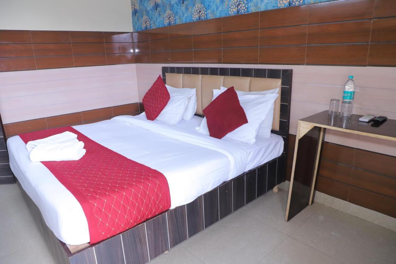 Hotel Aditya Residency Near Sector 63 Metro Station โนอิดา ภายนอก รูปภาพ