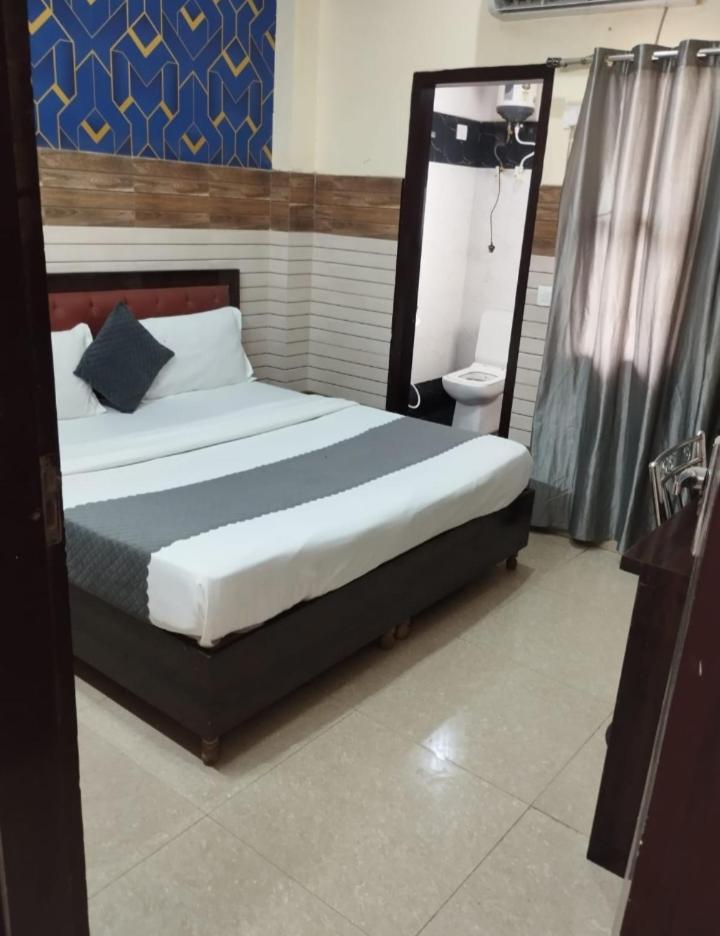 Hotel Aditya Residency Near Sector 63 Metro Station โนอิดา ภายนอก รูปภาพ