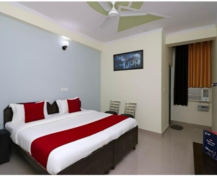 Hotel Aditya Residency Near Sector 63 Metro Station โนอิดา ภายนอก รูปภาพ