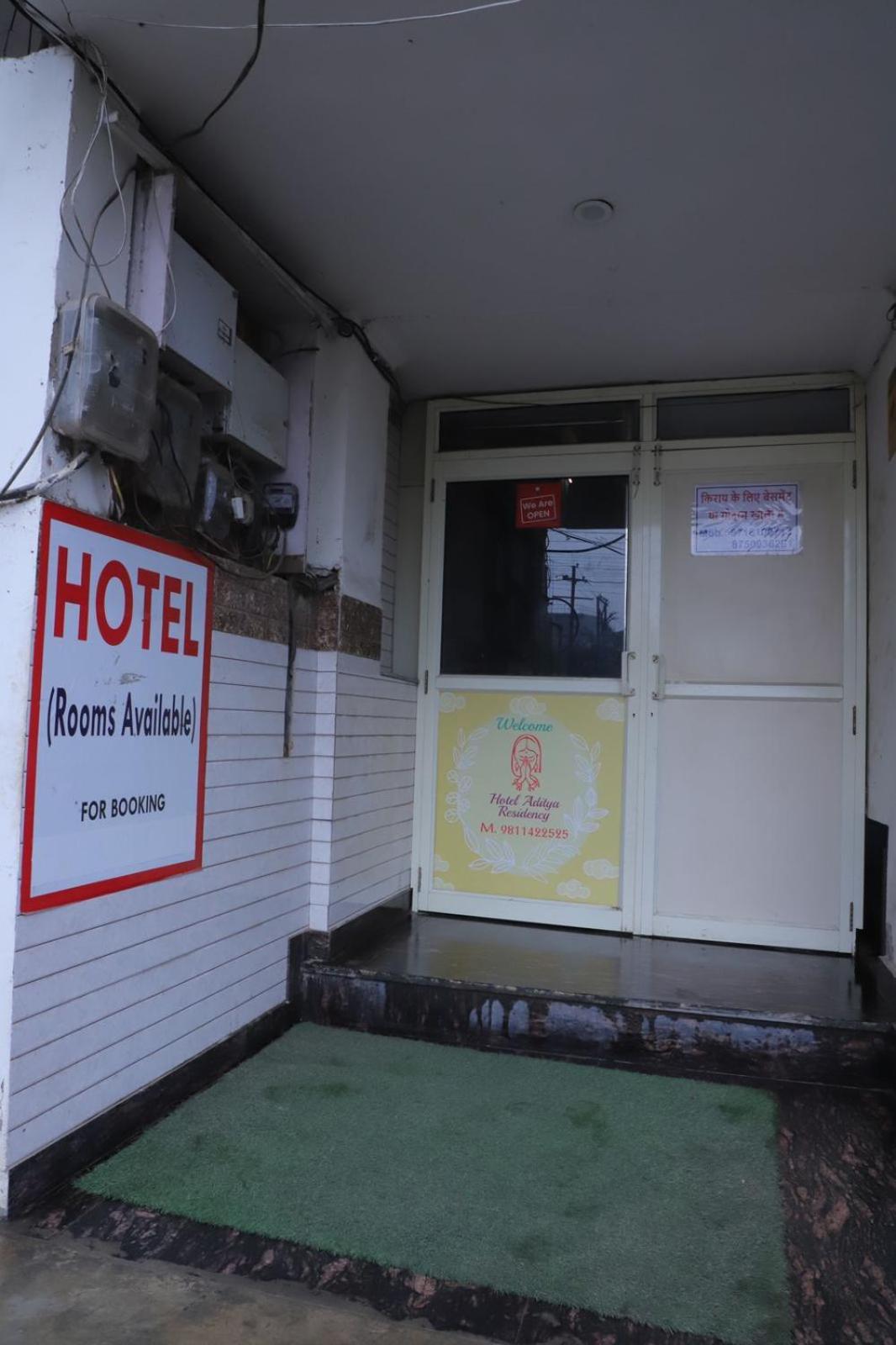 Hotel Aditya Residency Near Sector 63 Metro Station โนอิดา ภายนอก รูปภาพ