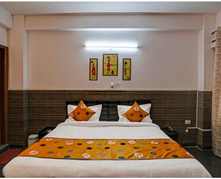 Hotel Aditya Residency Near Sector 63 Metro Station โนอิดา ภายนอก รูปภาพ