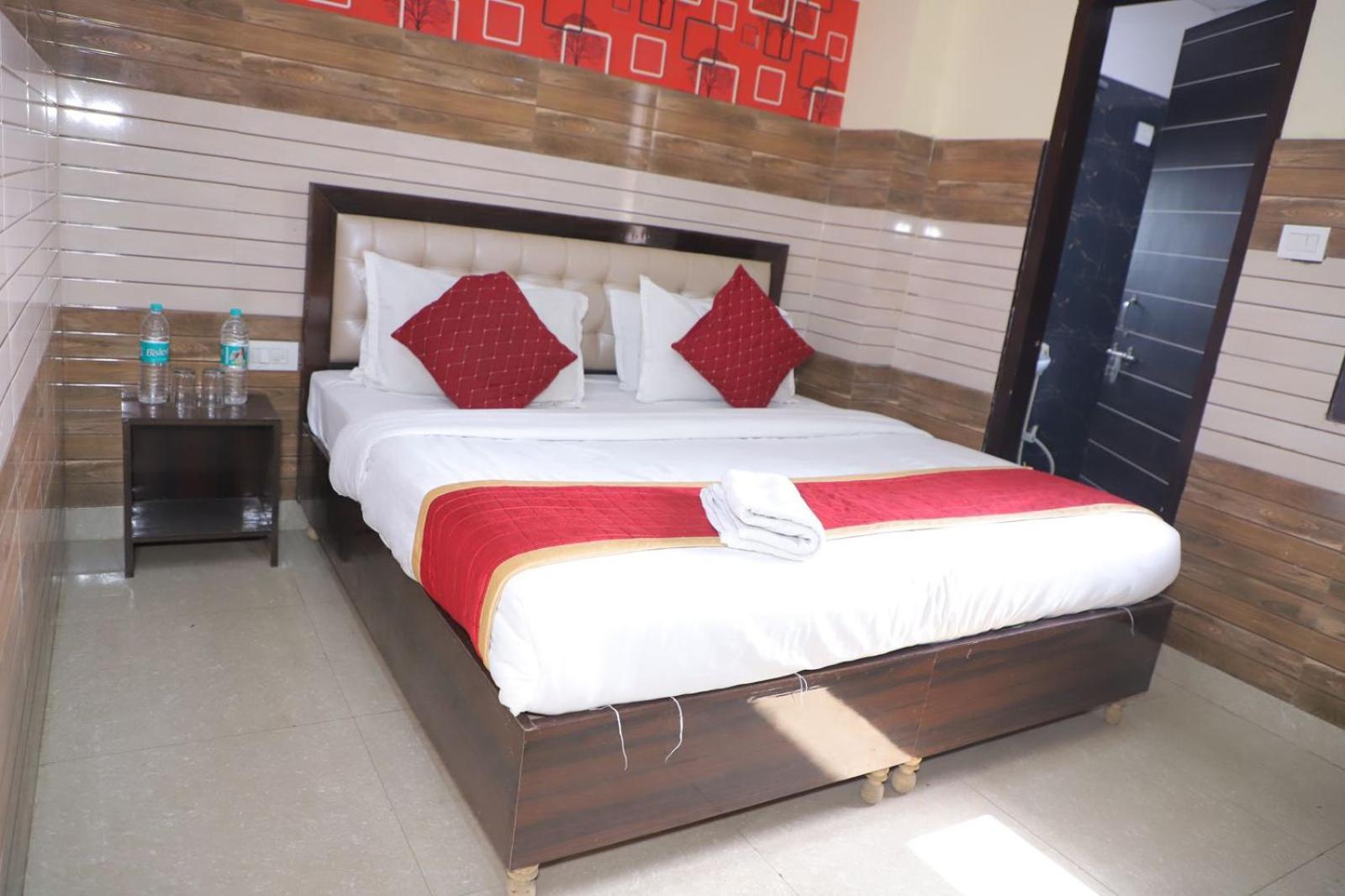 Hotel Aditya Residency Near Sector 63 Metro Station โนอิดา ภายนอก รูปภาพ